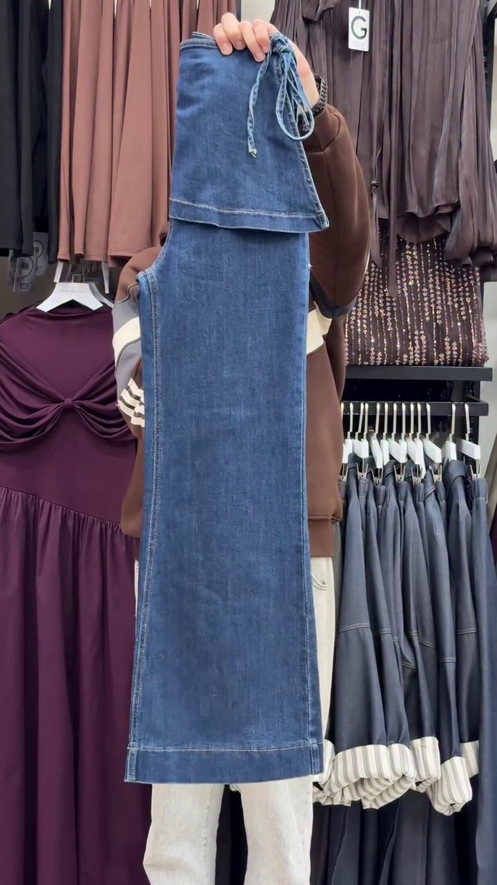 High-Waist Denim Wide-Leg Culotte Pants with Extended Waist Panel & Flared Hem Stitch Detail 💙👖✨