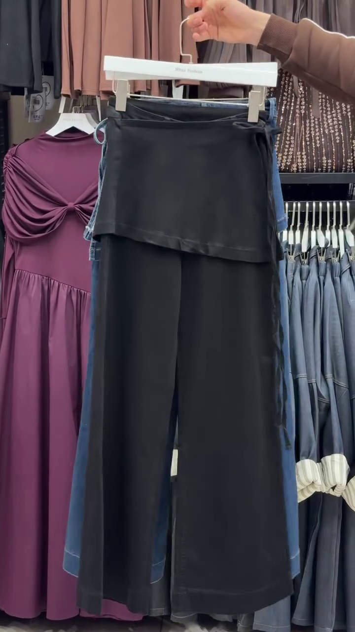 High-Waist Denim Wide-Leg Culotte Pants with Extended Waist Panel & Flared Hem Stitch Detail 💙👖✨
