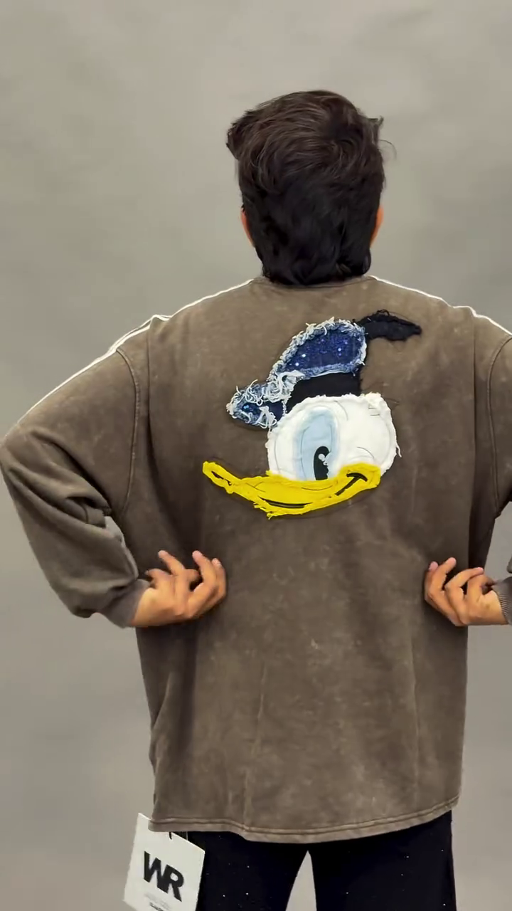 🖤 Oversized Cartoon Graphic Sweatshirt – Viral Streetwear Fashion 🔥🐤