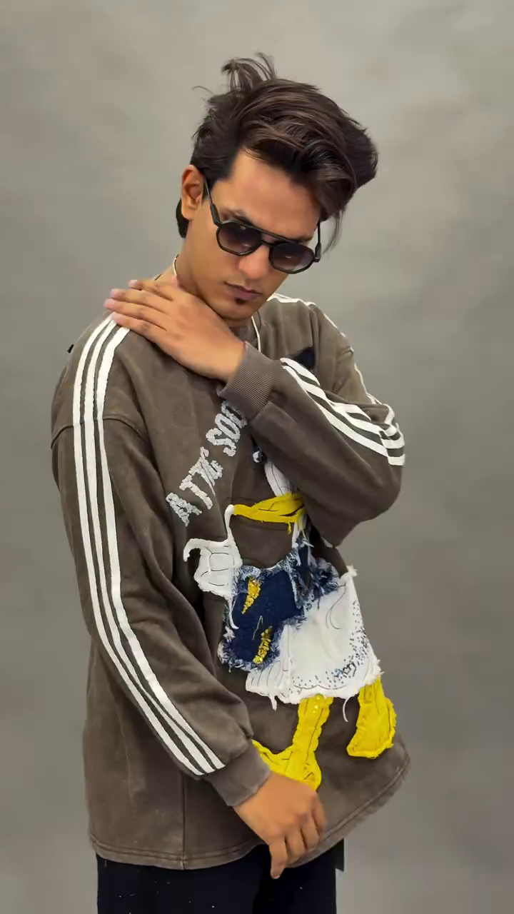 🖤 Oversized Cartoon Graphic Sweatshirt – Viral Streetwear Fashion 🔥🐤