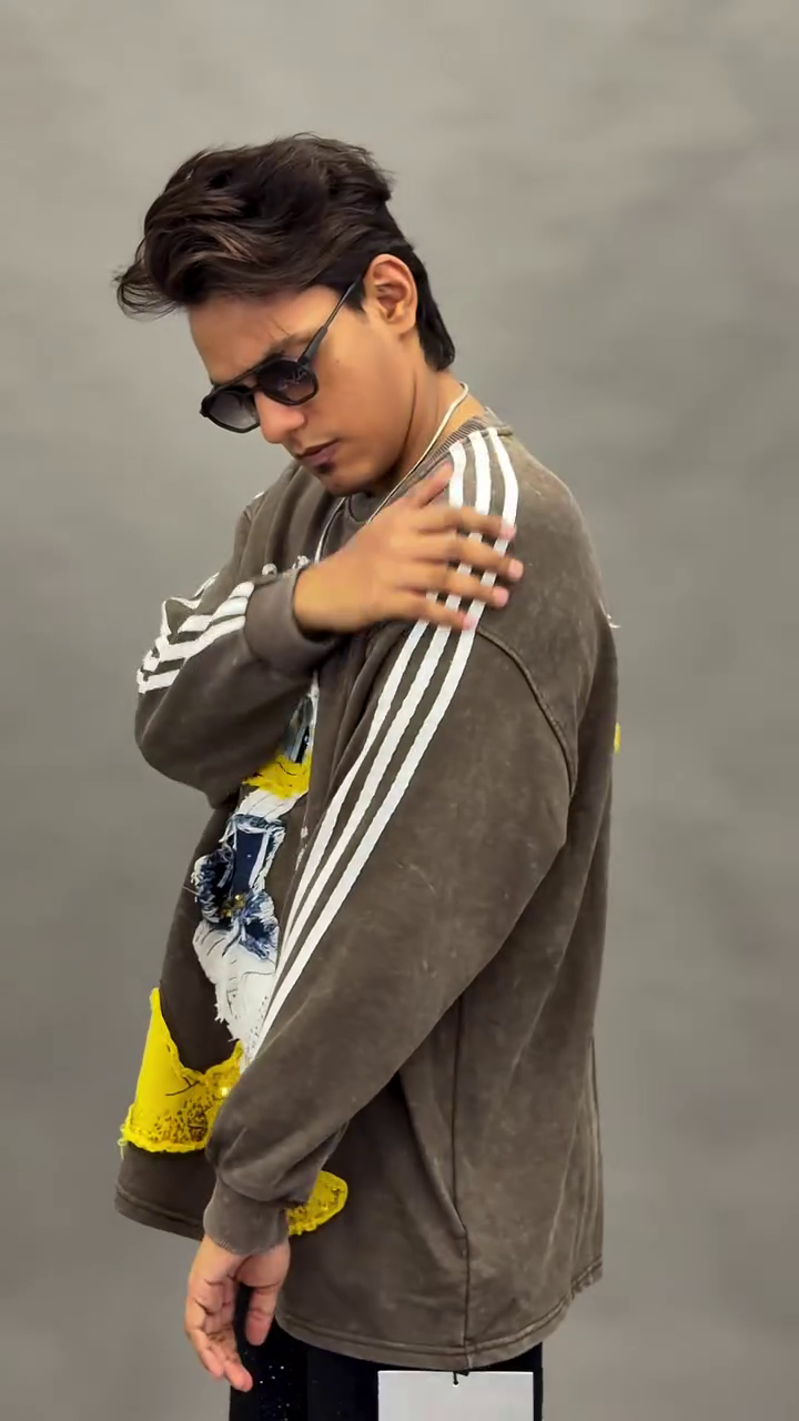 🖤 Oversized Cartoon Graphic Sweatshirt – Viral Streetwear Fashion 🔥🐤