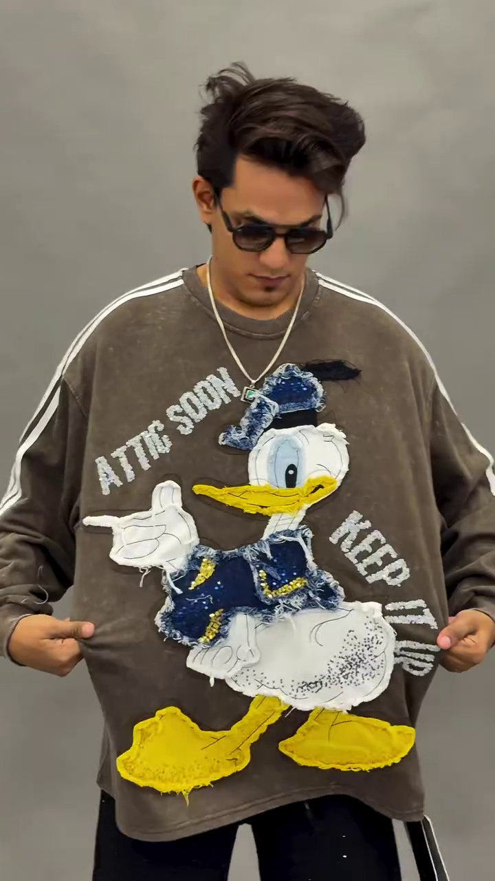 🖤 Oversized Cartoon Graphic Sweatshirt – Viral Streetwear Fashion 🔥🐤