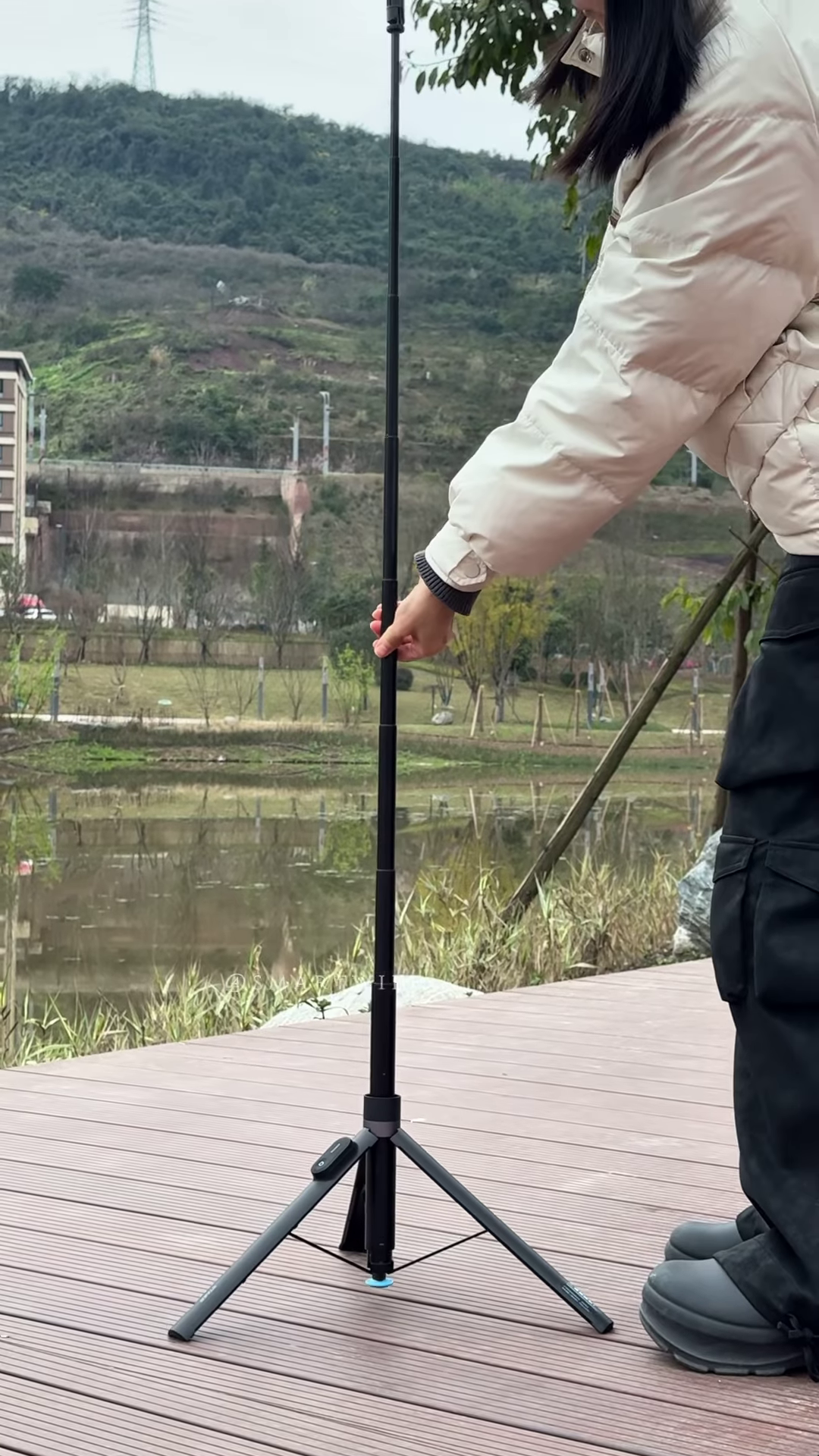 📸🖤 Adjustable Portable Tripod Stand – Multi-Purpose Lightweight Telescopic Support for Cameras, Phones & Lighting Equipment 🌟