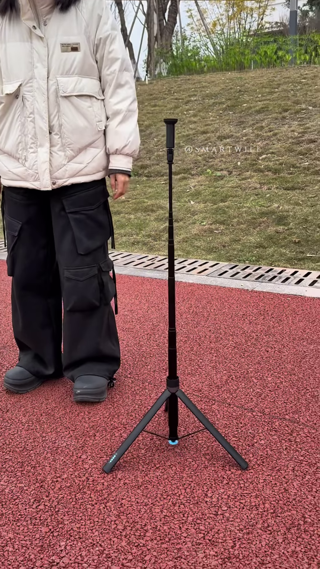 📸🖤 Adjustable Portable Tripod Stand – Multi-Purpose Lightweight Telescopic Support for Cameras, Phones & Lighting Equipment 🌟
