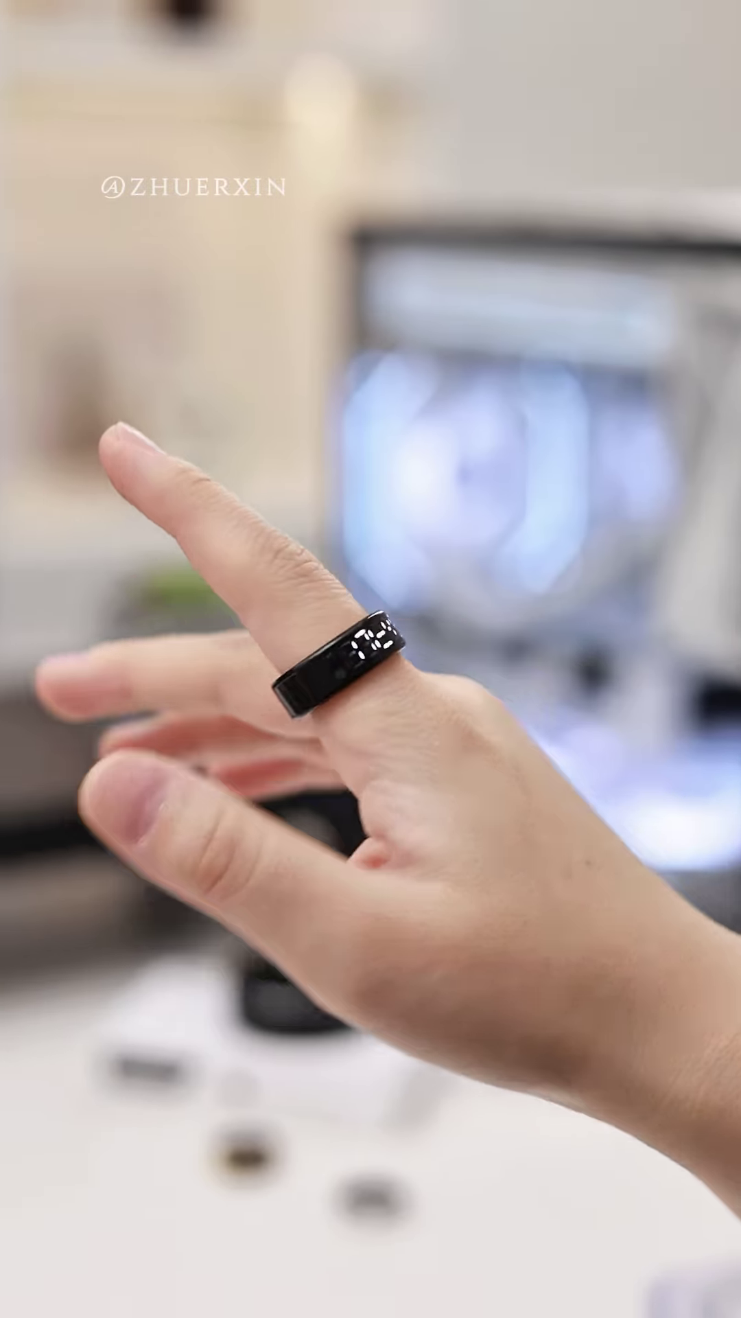 💍⚡ Smart LED Digital Finger Ring – Rechargeable Futuristic Electronic Time Display Ring with Minimalist Fashion Design ✨🖤