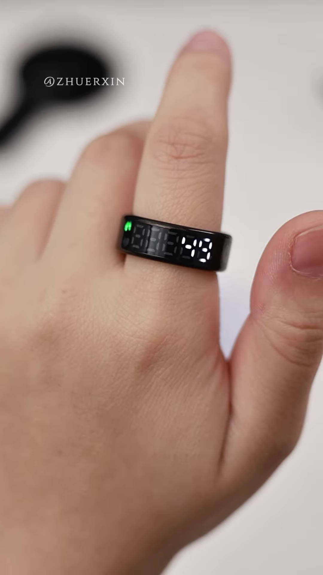 💍⚡ Smart LED Digital Finger Ring – Rechargeable Futuristic Electronic Time Display Ring with Minimalist Fashion Design ✨🖤