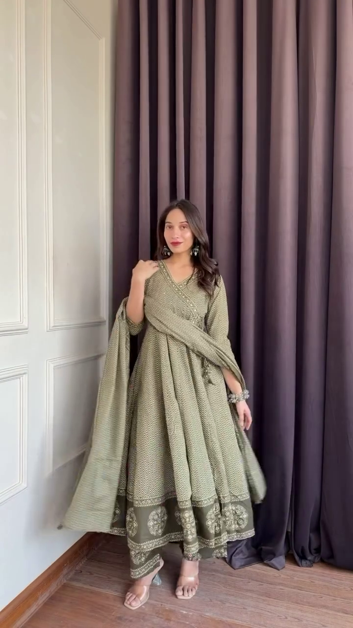 🌿 Elegant Sage Green Ethnic Suit Set with Dupatta – Timeless Everyday Festive Collection ✨