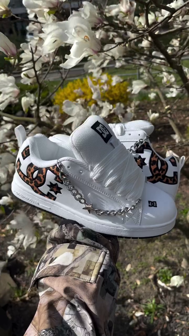 👟 Premium Chain Detail High-Top Street Style Sneakers for Men & Women – Luxury Leopard Accent Casual Fashion Shoes ✨🤍🐆