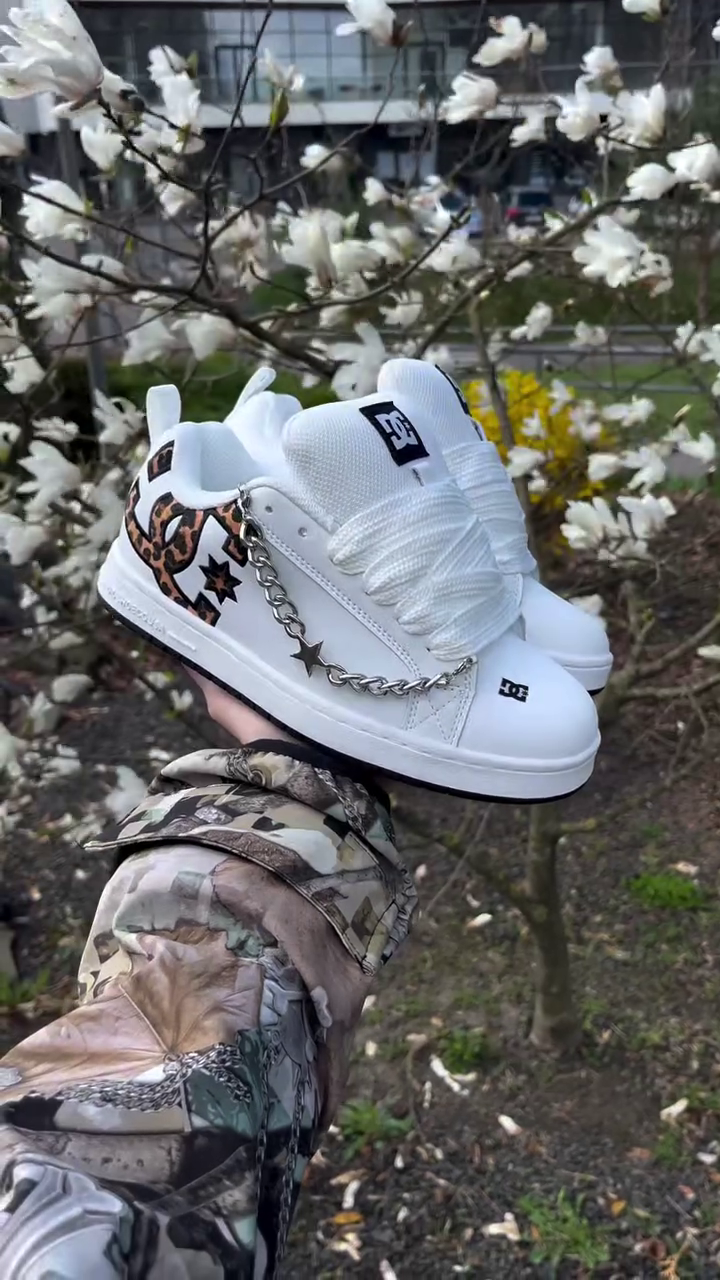 👟 Premium Chain Detail High-Top Street Style Sneakers for Men & Women – Luxury Leopard Accent Casual Fashion Shoes ✨🤍🐆