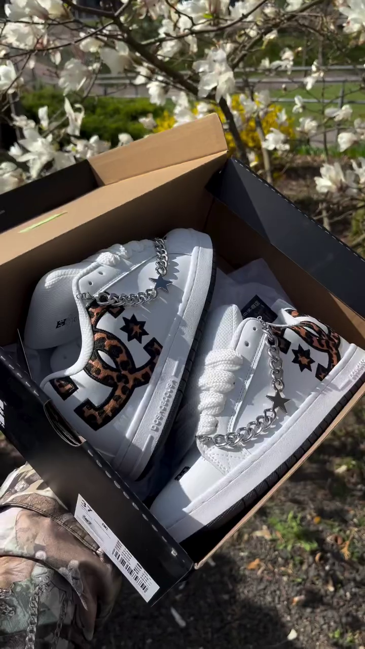 👟 Premium Chain Detail High-Top Street Style Sneakers for Men & Women – Luxury Leopard Accent Casual Fashion Shoes ✨🤍🐆