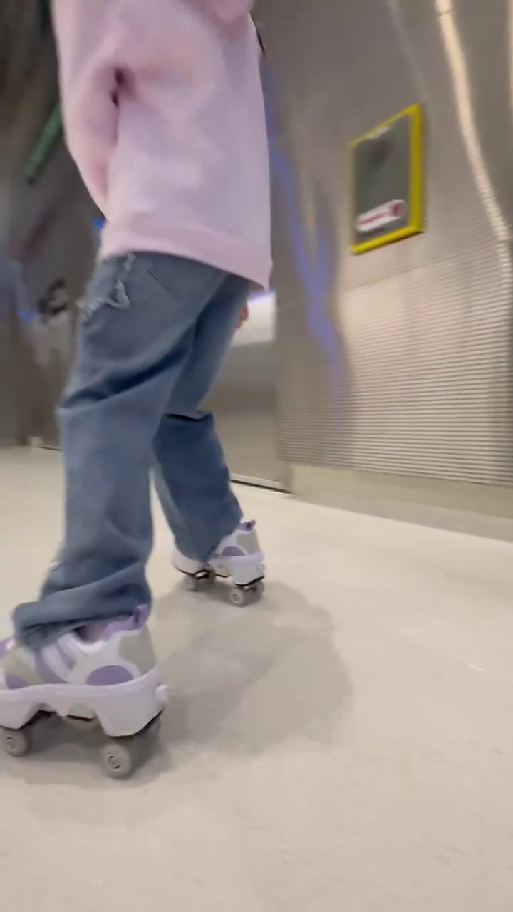 🛼 Premium Kids’ Fashion Roller Sneakers with Built-In Smooth Glide Wheels – Stylish Casual Sports Shoes for Indoor & Outdoor Fun 🛼💜