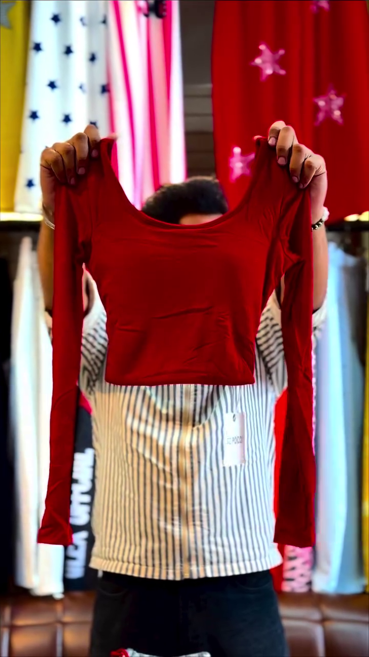 Classic Deep Red Long-Sleeve Scoop-Neck Fitted Crop Top ❤️👕✨