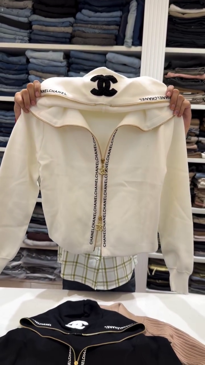 Luxurious Cream Ribbed Knit Zip-Up Cardigan With Gold Button Pockets 🤍🧥✨