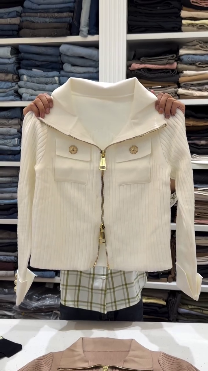 Luxurious Cream Ribbed Knit Zip-Up Cardigan With Gold Button Pockets 🤍🧥✨