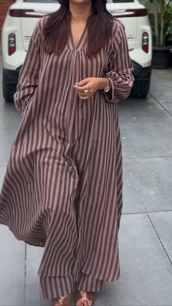 Elegant Brown And Cream Striped Long-Sleeve Maxi Dress With Flowing Silhouette 🤎🤍👗✨