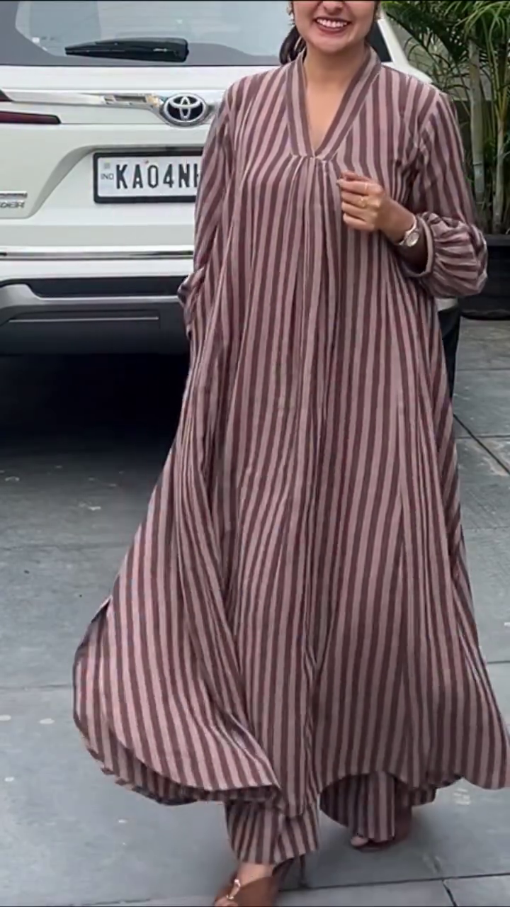 Elegant Brown And Cream Striped Long-Sleeve Maxi Dress With Flowing Silhouette 🤎🤍👗✨