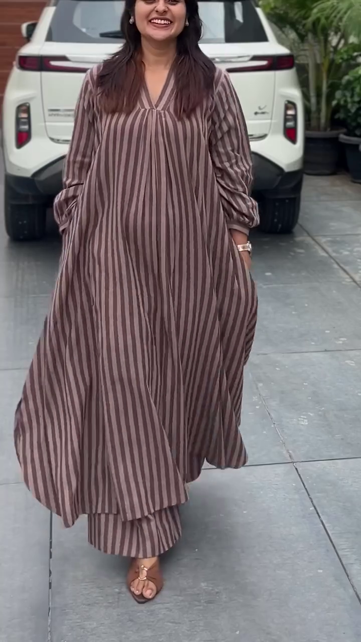 Elegant Brown And Cream Striped Long-Sleeve Maxi Dress With Flowing Silhouette 🤎🤍👗✨