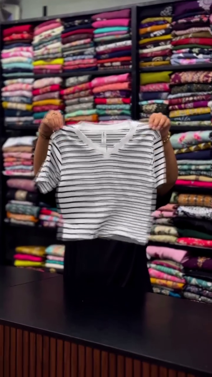 Classic Black-And-White Striped Short-Sleeve V-Neck T-Shirt 🖤🤍