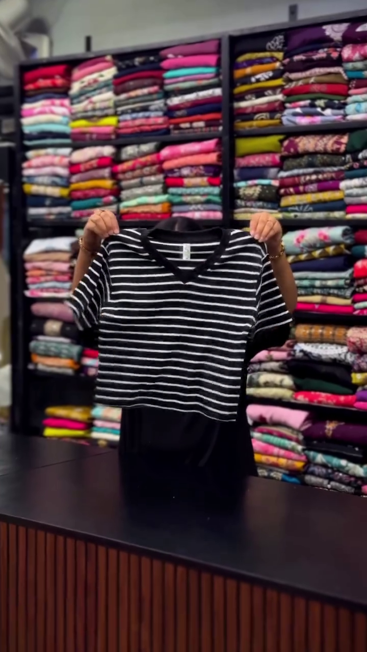 Classic Black-And-White Striped Short-Sleeve V-Neck T-Shirt 🖤🤍