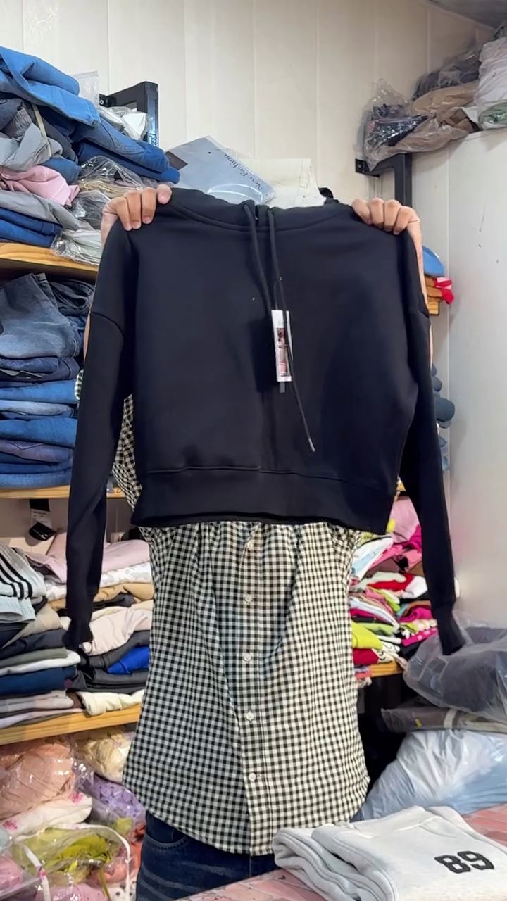 Black Crop Hoodie Paired With Cream-White Wide-Leg Sweatpants 🖤🤍🧥
