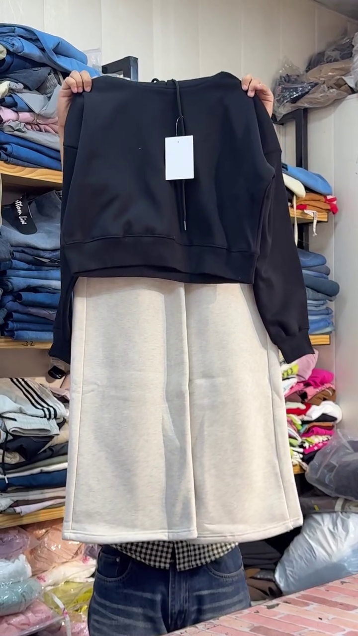 Black Crop Hoodie Paired With Cream-White Wide-Leg Sweatpants 🖤🤍🧥