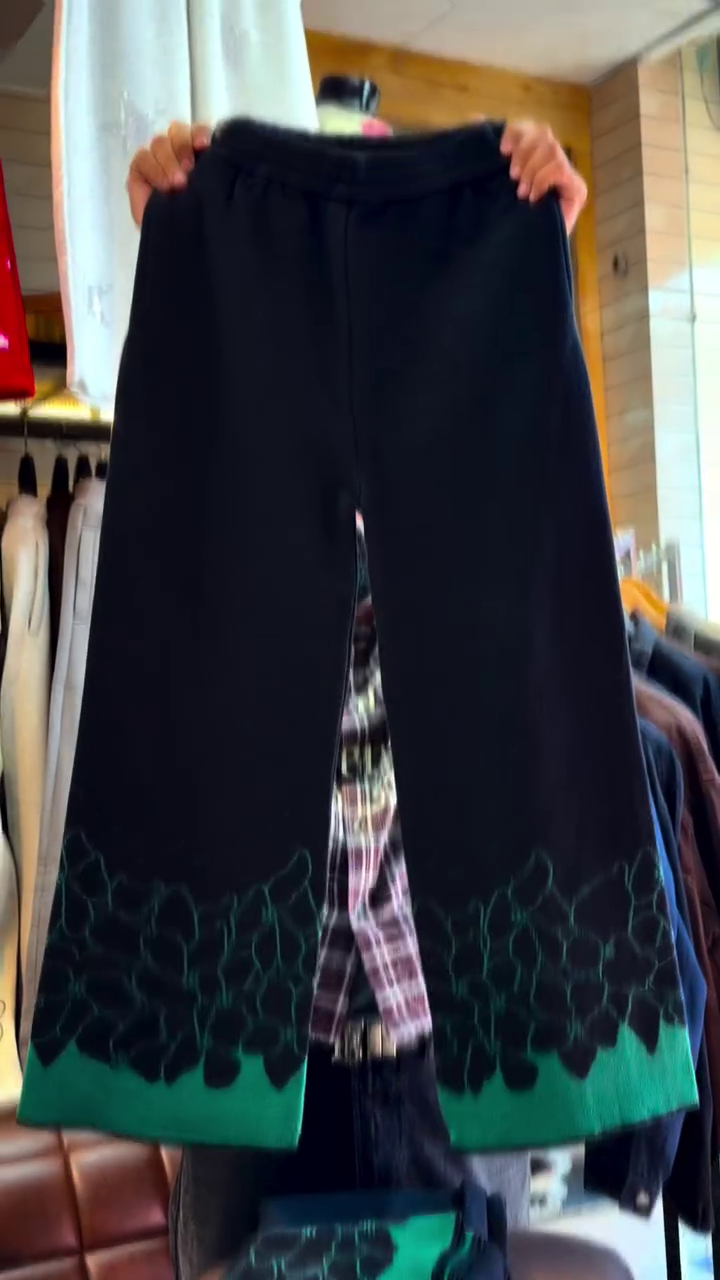 🖤 Elegant Black Long-Sleeve Knit Tunic with Vibrant Green Floral Appliqué Hem✨
