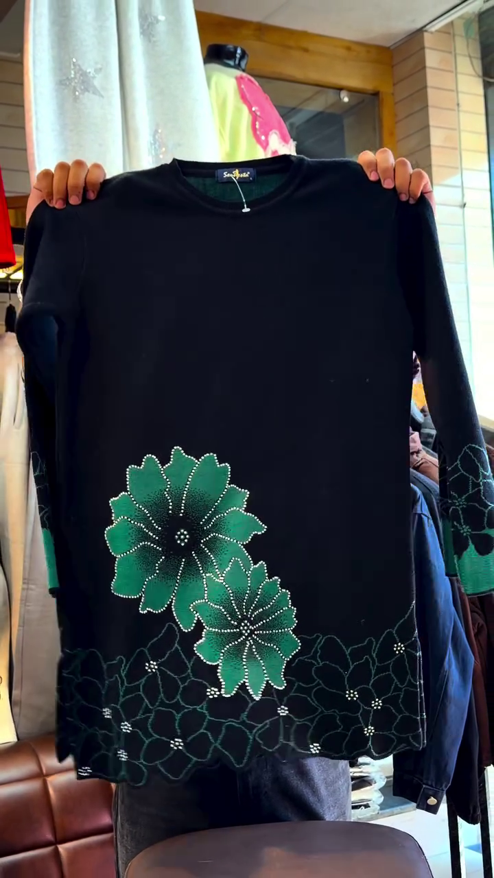 🖤 Elegant Black Long-Sleeve Knit Tunic with Vibrant Green Floral Appliqué Hem✨