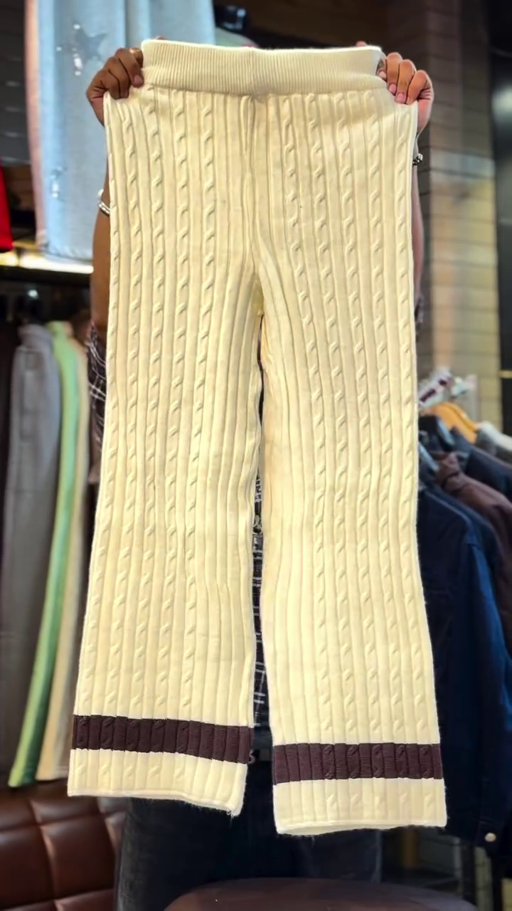 🤍 Cream Knit Zip-Up Cardigan with Soft Fux Fur Collar and Striped Ribbed Hem